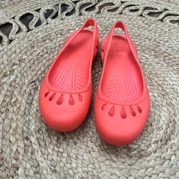 Crocs Malindi Slip On Flats Size 7 Orange Sling Back Drop Cut Outs Round Toe - Picture 2 of 3